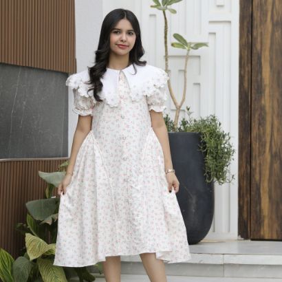 صورة فستان بناتي مورد بياقة مرصعة وأزرار لؤلؤ | حديقة من الأناقة وبريق اللؤلؤ - 1181